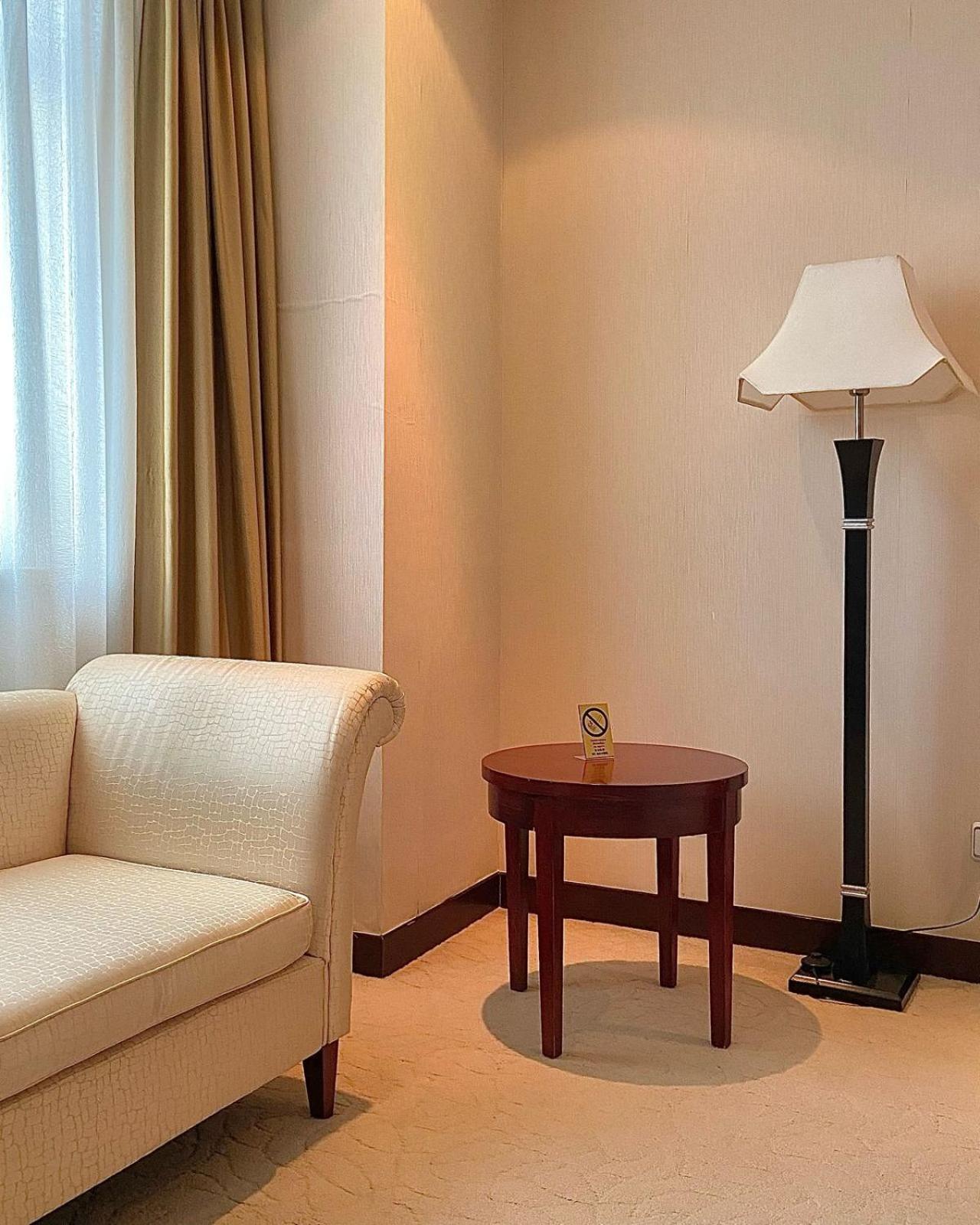Beijing Palace Soluxe Hotel Astana Exterior foto A floor lamp