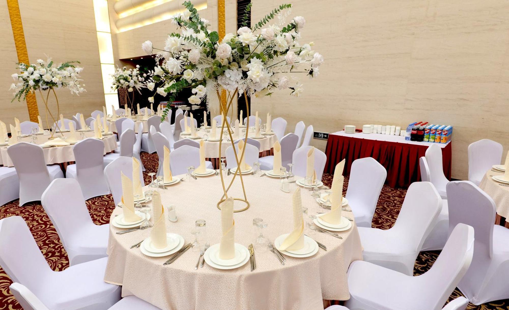 Beijing Palace Soluxe Hotel Astana Exterior foto A table set for a formal dinner