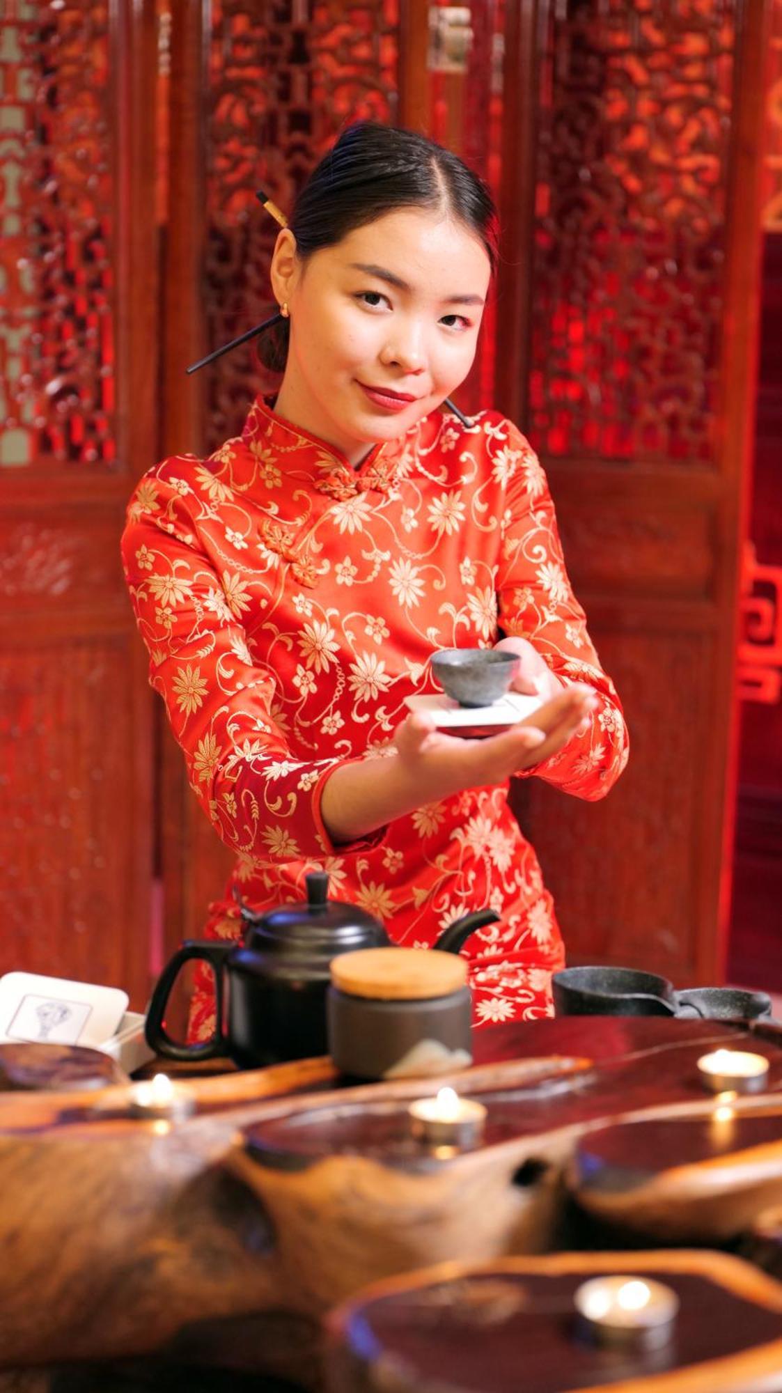 Beijing Palace Soluxe Hotel Astana Exterior foto A woman wearing a qipao
