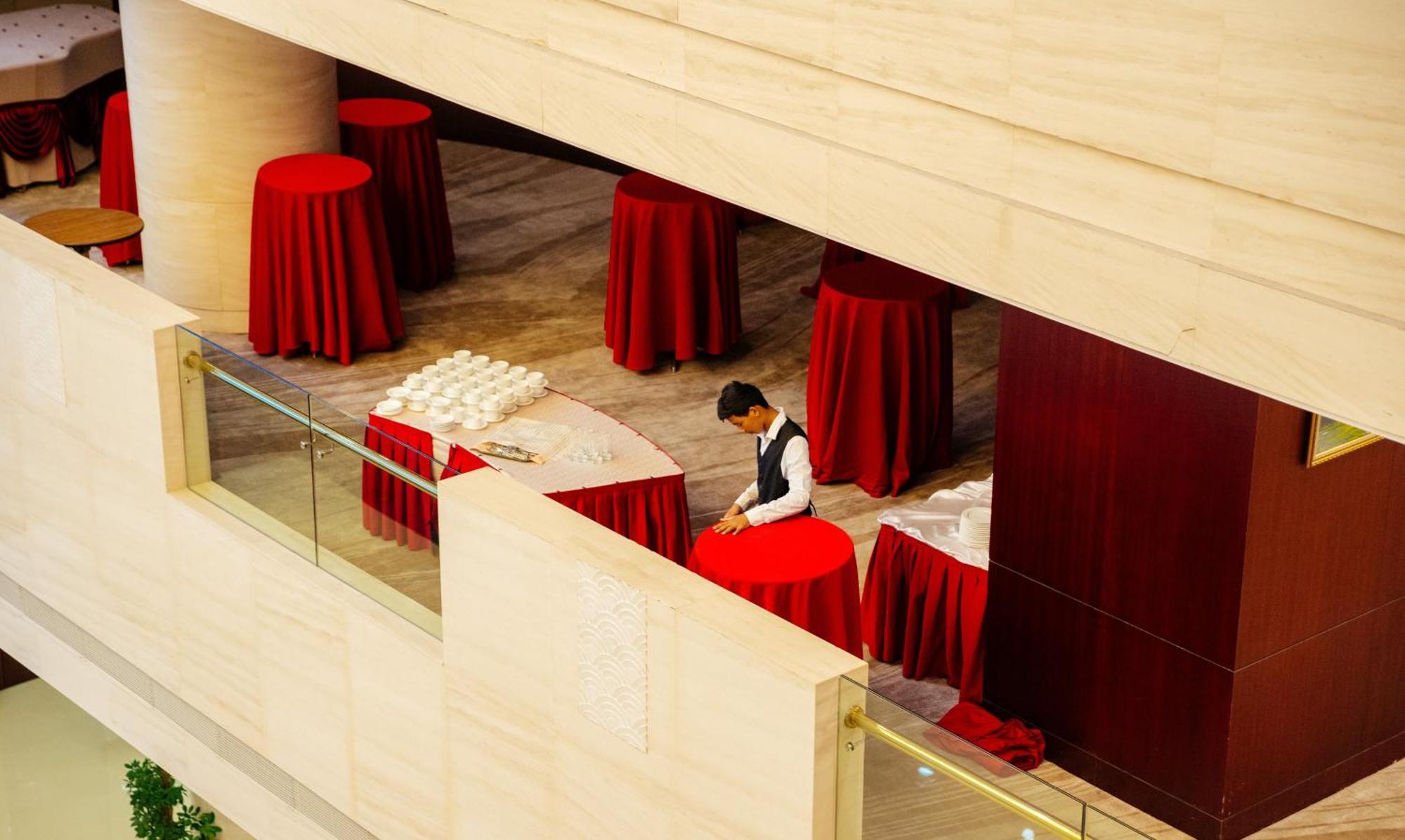 Beijing Palace Soluxe Hotel Astana Exterior foto A hotel staff sets up a cocktail reception