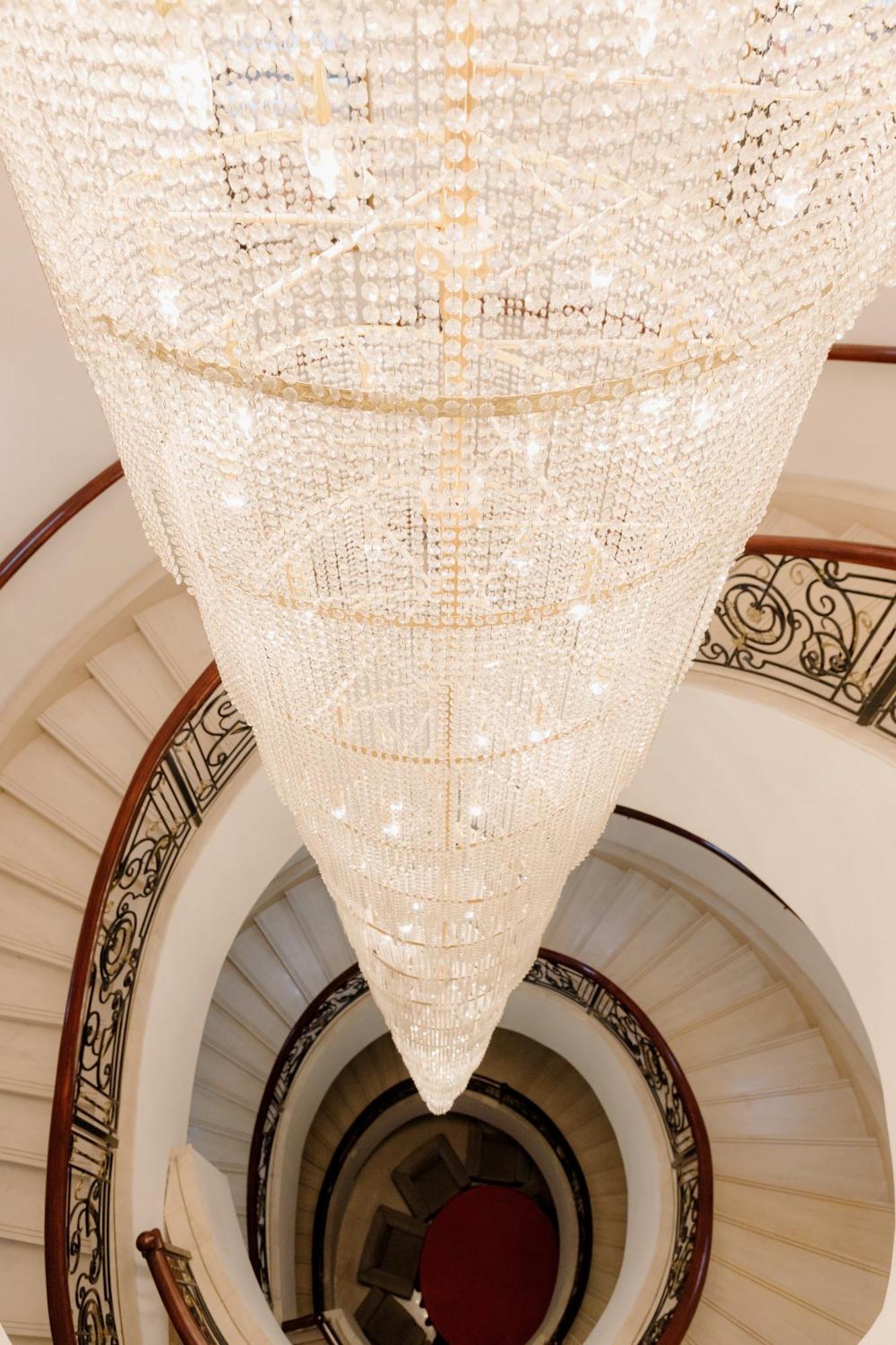 Beijing Palace Soluxe Hotel Astana Exterior foto The staircase and chandelier