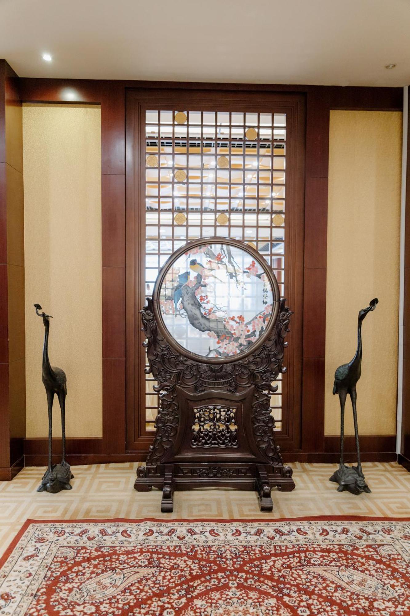 Beijing Palace Soluxe Hotel Astana Exterior foto A Chinese mirror